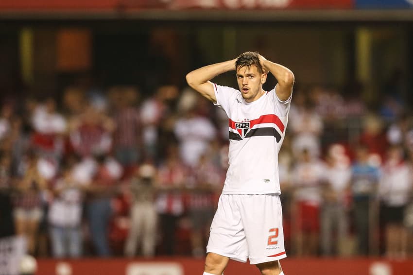 Toloi com a camisa do São Paulo