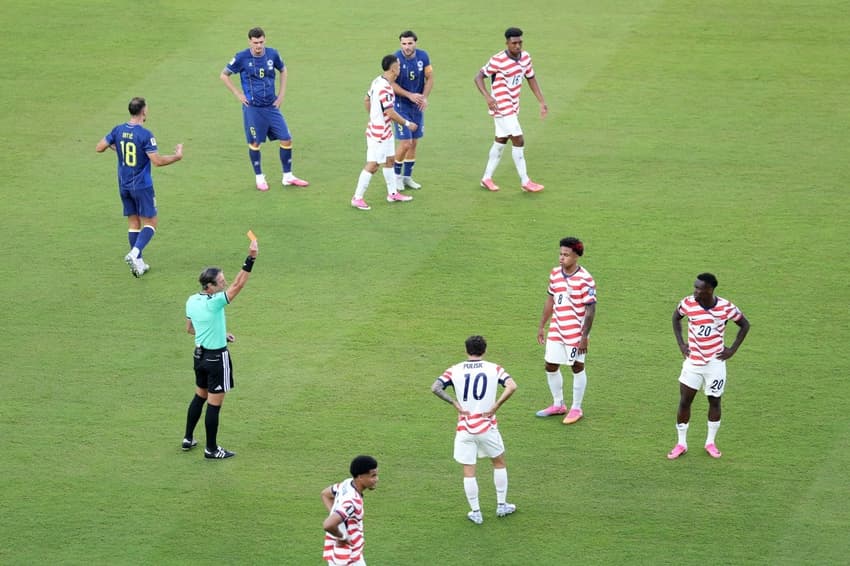 Raphael Claus expulsou atacante Balogun em Estados Unidos x Bósnia Herzegovina pela Copa do Mundo