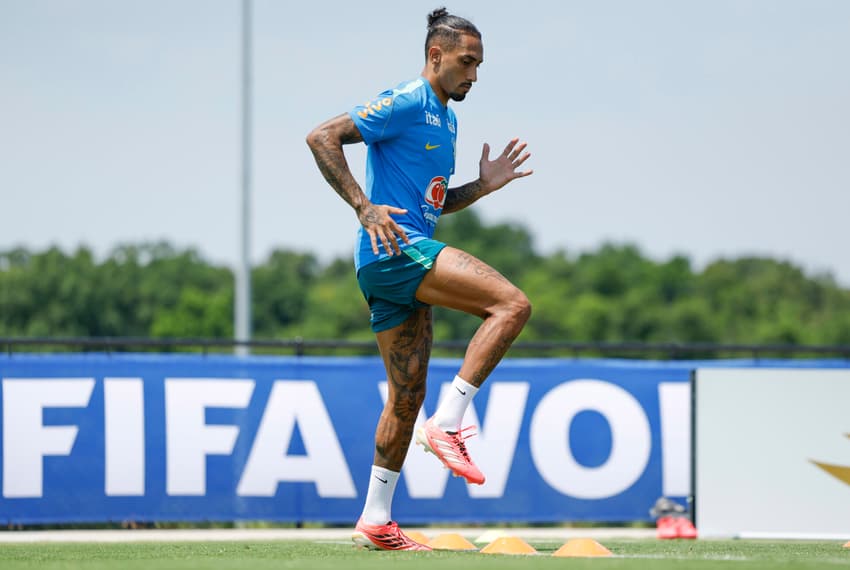 Raphinha inicia transição em campo e faz atividade na Seleção