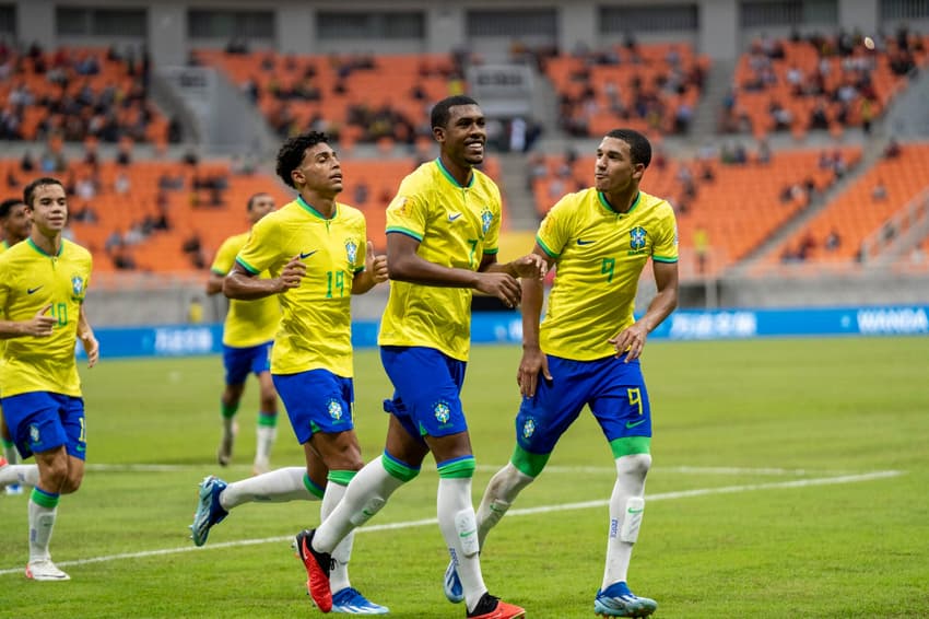 Rayan comemora gol com companheiros da Seleção Brasileira no Mundial Sub-17