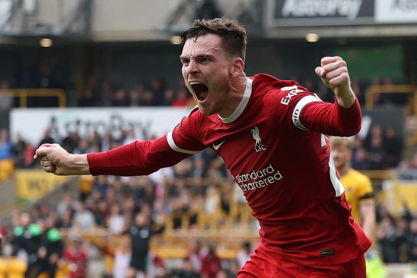 Robertson vibrando após gol pelo Liverpool
