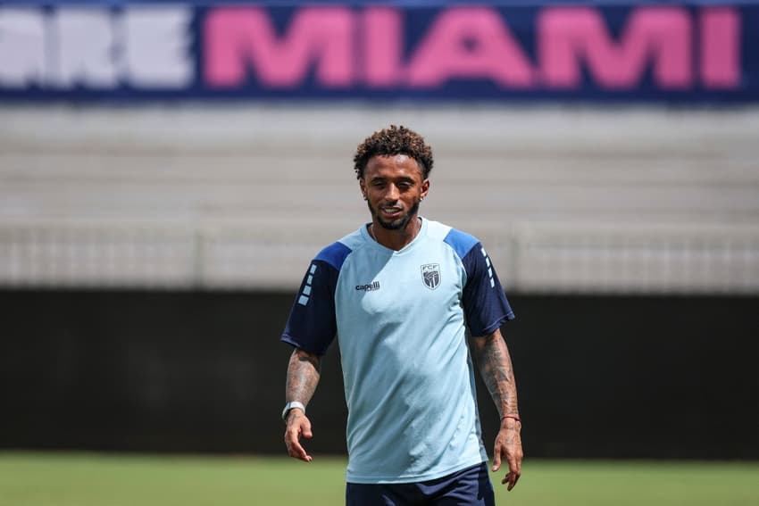 Ryan Mendes, capitão do Cabo Verde em ação durante treino antes da partida decisiva contra a Argentina