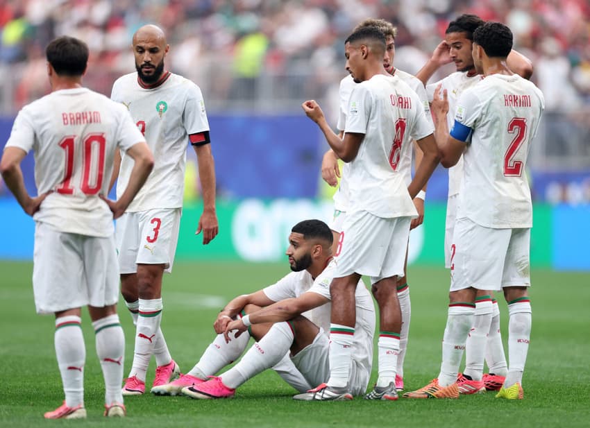 Saibari sentado no gramado após sentir um desconforto muscular durante Canadá x Marrocos, pela Copa do Mundo