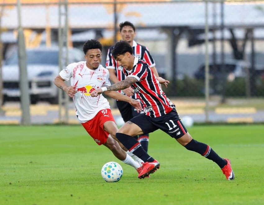 São Paulo e RB Bragantino durante jogo-treino em Atibaia