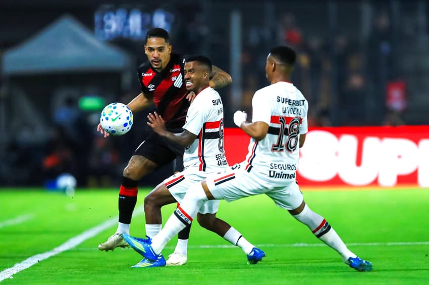 Partida entre São Paulo e Athletico-PR pelo Campeonato Brasileiro 2026