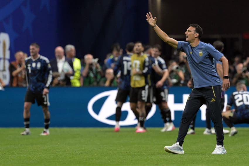 Scaloni orienta equipe da Argentina durante o jogo contra a Inglaterra