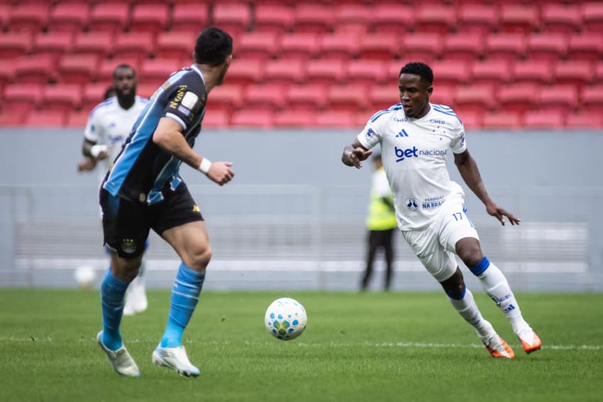 Sinisterra joga contra o Grêmio