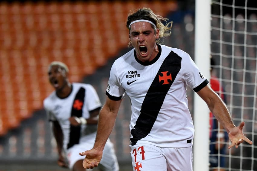 Spinelli e Cuiabano comemoram gol do Vasco na Sul-Americana