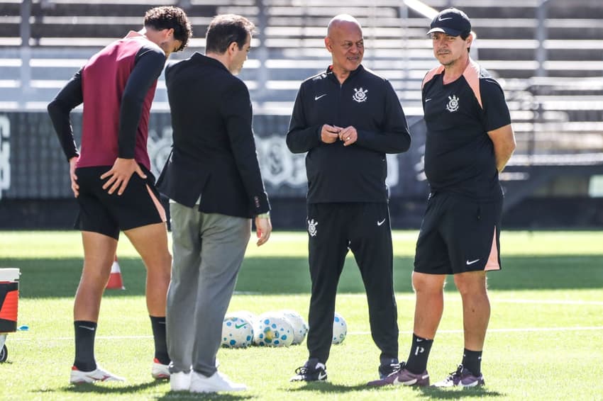 Técnico Fernando Diniz ao lado da comissão técnica