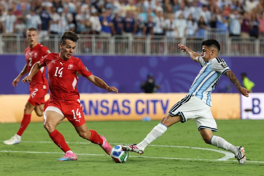 Thiago Almada dribla Jashari na vitória da Argentina sobre a Suíça na Copa do Mundo