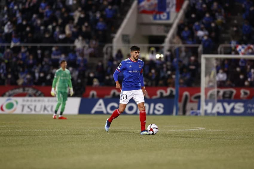 Thiago Martins jogando pelo Yokohama Marinos