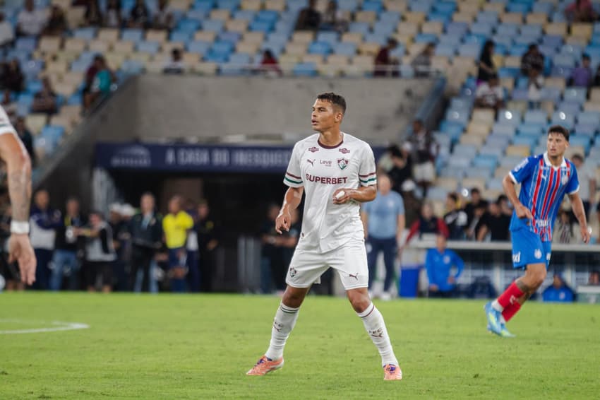 Thiago Silva em ação com uniforme branco do Fluminense no Maracanã