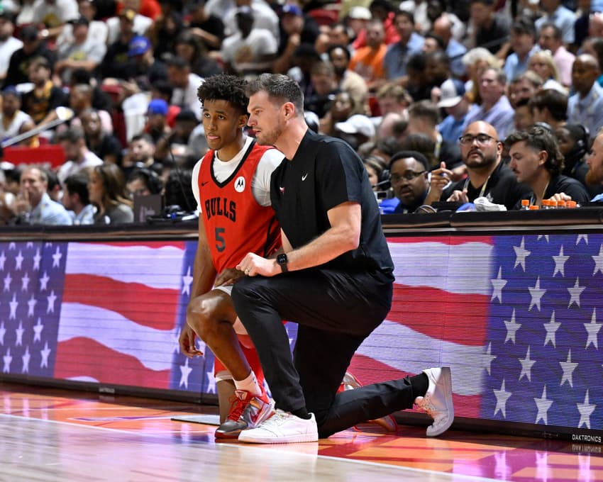 O técnico Tiago Splitter e o jogador do Chicago Bulls, Dailyn Swain (nº 05), observam a partida contra o Memphis Grizzlies, no Thomas &amp; Mack Center, em Las Vegas, Nevada (Foto: David Dow / Nbae / Getty Images / Getty Images via Afp)