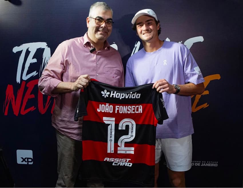 João Fonseca recebe camisa personalizada do Flamengo
