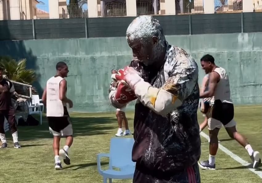 Andrew, aniversariante do dia, recebe trote durante treino do Flamengo em Portugal