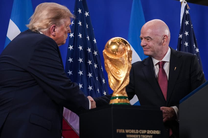 Trump e Infantino se cumprimetam ao lado do troféu da Copa do Mundo, que será erguido por Espanha ou Argentina