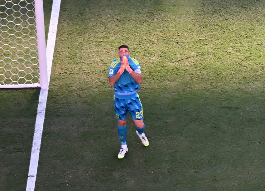 Unai Simón emocionado após o título da Espanha