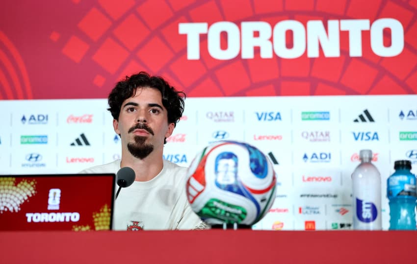 Vitinha em coletiva de imprensa