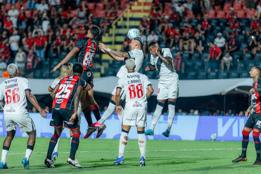 Vitória x Vasco - jogadores disputam bola no alto