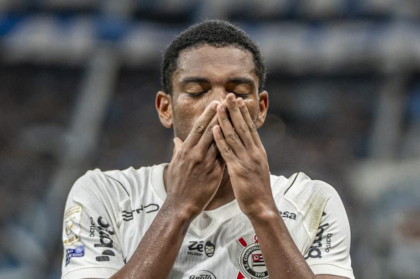 Volante André com a camisa do Corinthians
