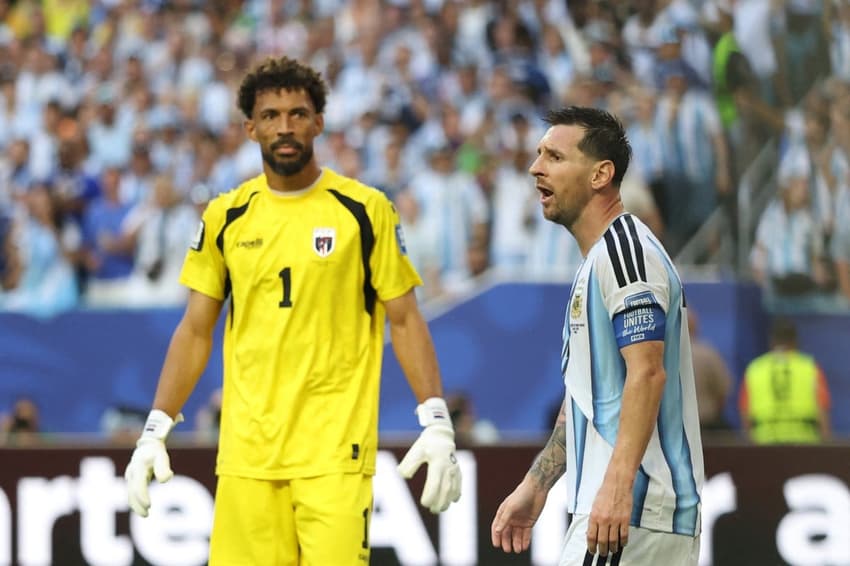 Vozinha e Lionel Messi em Argentina x Cabo Verde pela Copa do Mundo