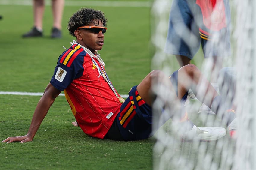 Lamine Yamal veste a camisa 19 da Espanha