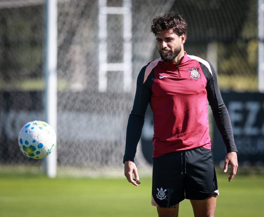 Yuri Alberto olhando para bola durante treino do Corinthians
