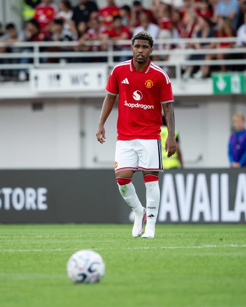 Andrey Santos atuando pelo Manchester United
