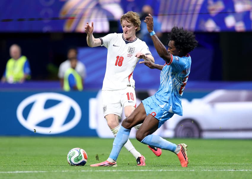 Anthony Gordon em ação pela Inglaterra na Copa do Mundo