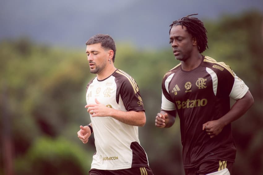 Arrascaeta com a bola durante treino do Flamengo no Ninho do Urubu