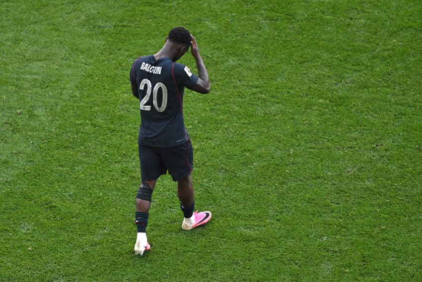 Folarin Balogun, dos Estados Unidos (camisa 20), demonstra abatimento após a derrota da equipe por 1 a 4 na partida das oitavas de final da Copa do Mundo entre EUA e Bélgica.