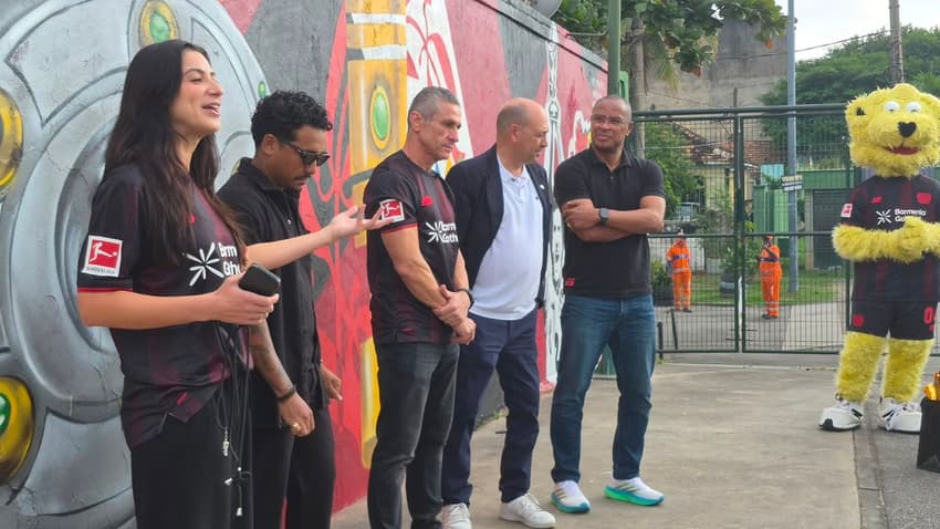 Ação no Parque Madureira com Jorginho, Paulo Sérgio e Fernando Carro, CEO do Bayer Leverkusen. Mascote do clube também aparece na imagem