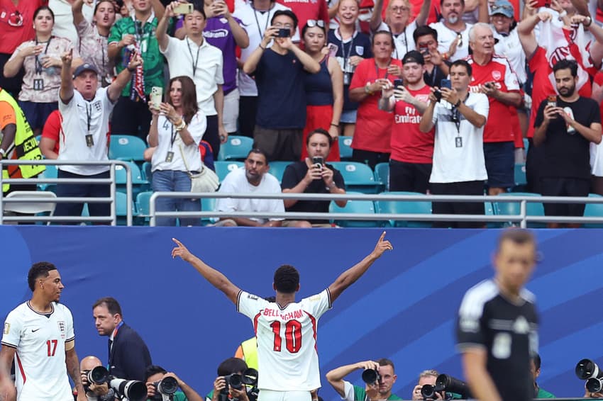 O meio-campista inglês número 10, Jude Bellingham, comemora após marcar seu segundo gol durante o primeiro tempo da prorrogação da partida das quartas de final da Copa do Mundo de 2026 entre Noruega e Inglaterra, no Estádio de Miami, em Miami Gardens