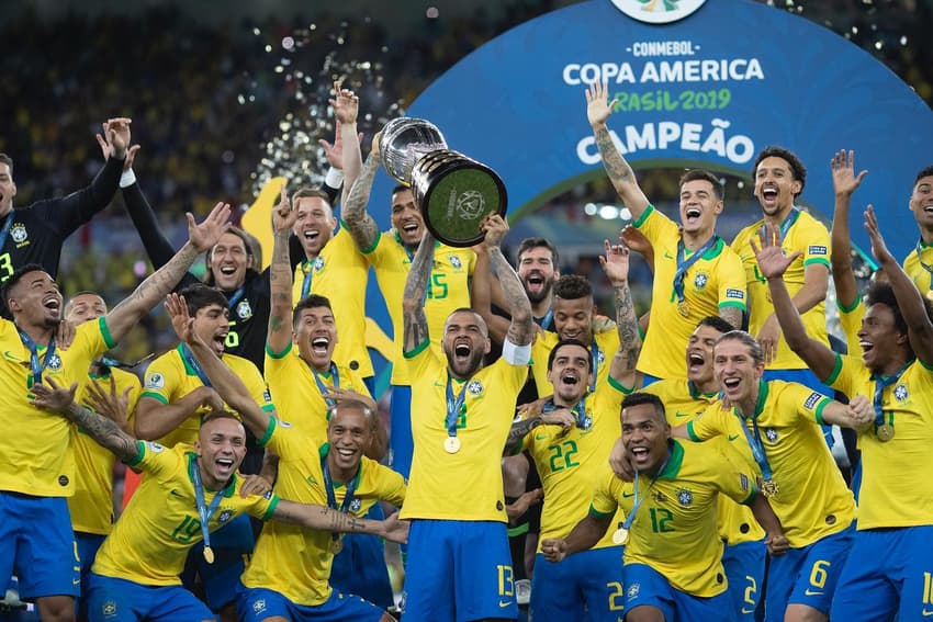 Daniel Alves levanta troféu da Copa América da 2019 em cima do Peru