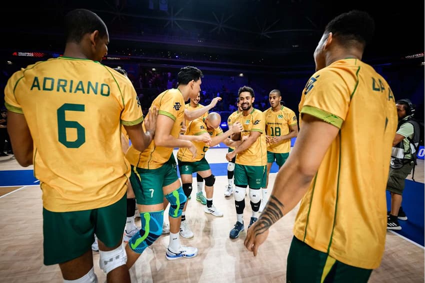 Sorridentes, jogadores da Seleção Brasileira Masculina de Vôlei participam de momento descontraído na quadra após a vitória sobre o Canadá pela VNL 2026