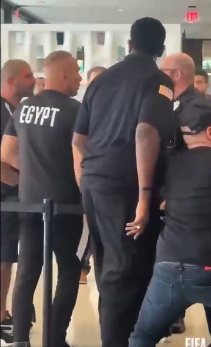 Membros da comissão técnica do Egito se desentenderam com policiais no aeroporto antes de jogo contra Austrália na Copa