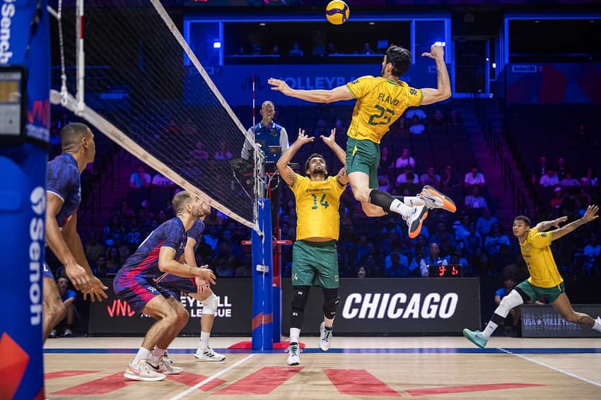 No ar, Flávio realiza movimento de ataque após levantamento de Cachopa em Brasil x França pela VNL 2026