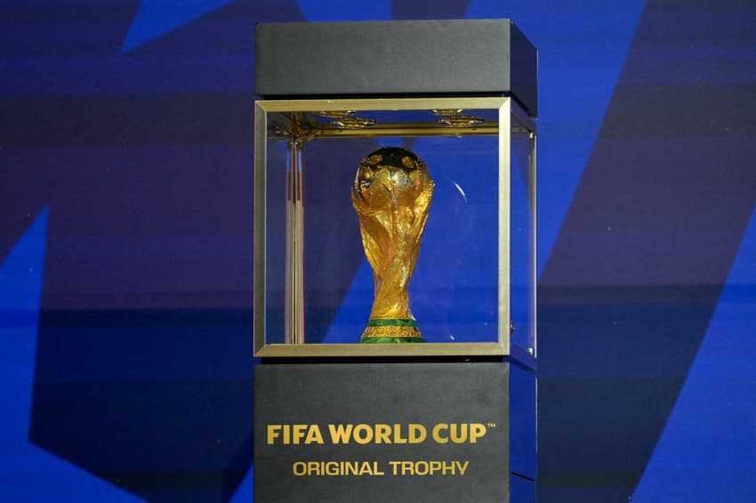 A taça da Copa do Mundo é exibida durante entrevista coletiva no Javits Center, em Nova York