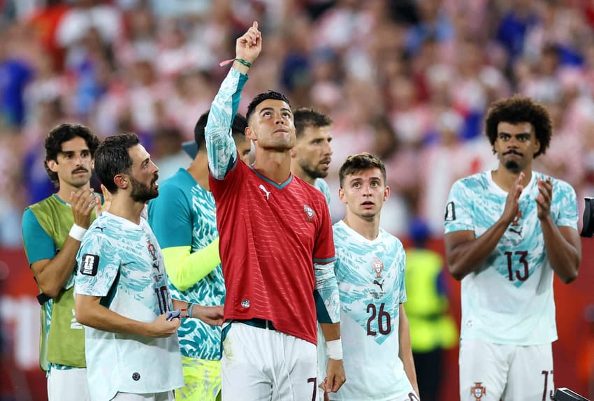 Cristiano Ronaldo (nº 7 de Portugal) comemora com uma camisa em homenagem ao seu companheiro de equipe Diogo Jota após a vitória por 2 a 1 na partida da segudna fase da Copa do Mundo da FIFA 2026 entre Portugal e Croácia.