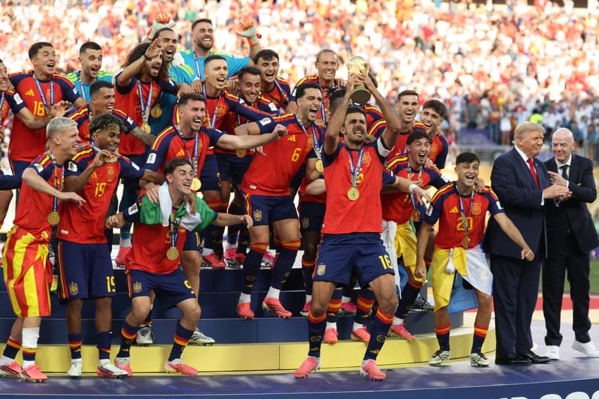 O meio-campista espanhol número 16, Rodri, ergue o troféu com seus companheiros de equipe após a vitória na final da Copa do Mundo de 2026 entre Espanha e Argentina, no Estádio Nova York/Nova Jersey, em East Rutherford, em 19 de julho de 2026