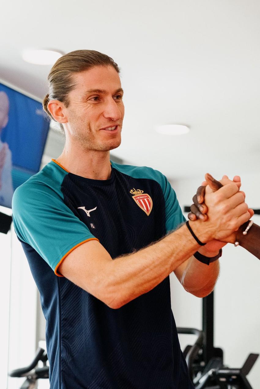 Ex-técnico do Flamengo, Filipe Luís com a camisa do Monaco apertando a mão durante CT