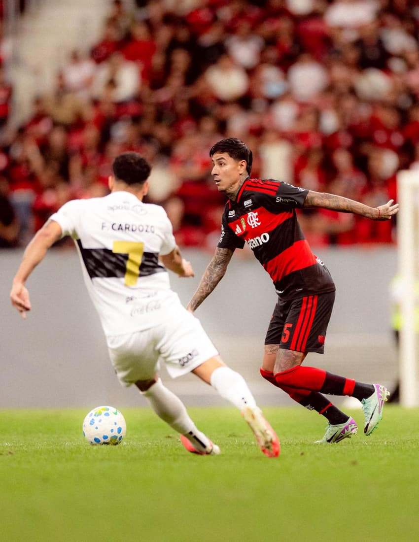 Pulgar em ação no amistoso do Flamengo contra o Olimpia em Brasília
