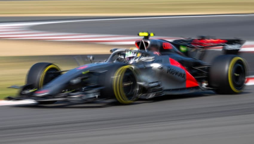 Gabriel Bortoleto caminha nos boxes do GP da Inglaterra de F1