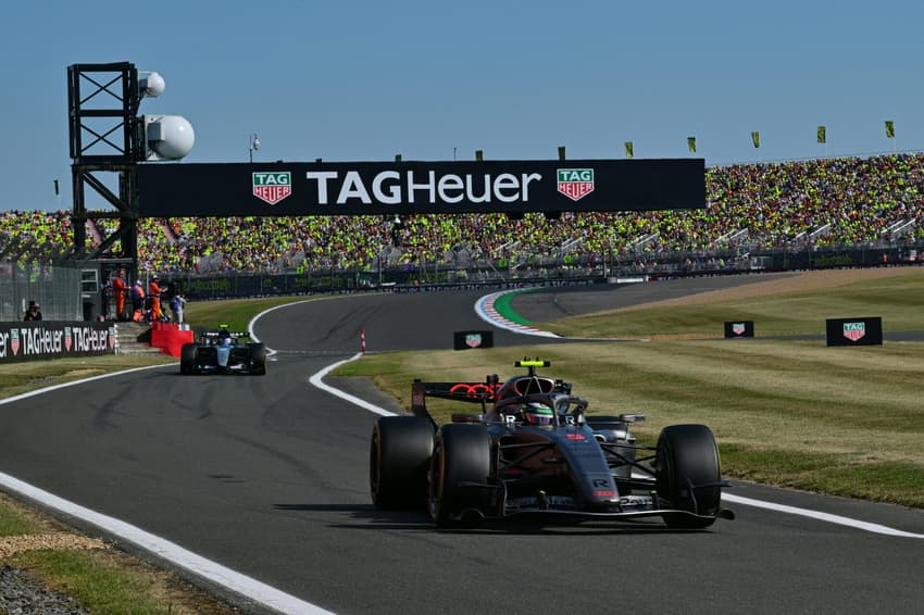 Gabriel Bortoleto em ação no GP da Inglaterra pela F1 2026