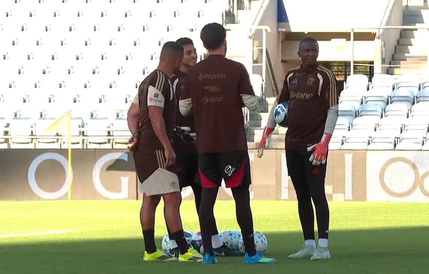 Goleiros do Flamengo em campo no aquecimento