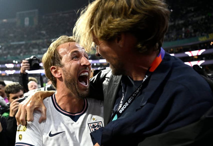 Harry Kane comemora classificação da Inglaterra diante do México