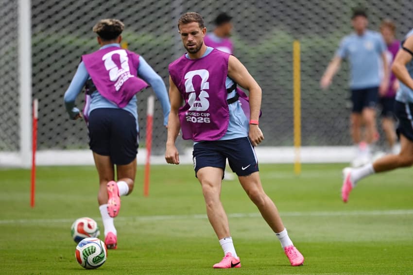 Henderson, da Inglaterra, utilizou as redes sociais para enviar recado a companheiros antes de confronto decisivo pela Copa