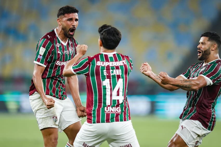 Ignacio comemora com jogadores do Fluminense