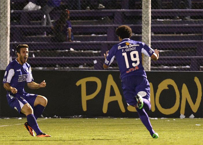 Felipe Gedoz, camisa 19, comemora gol contra o Cruzeiro