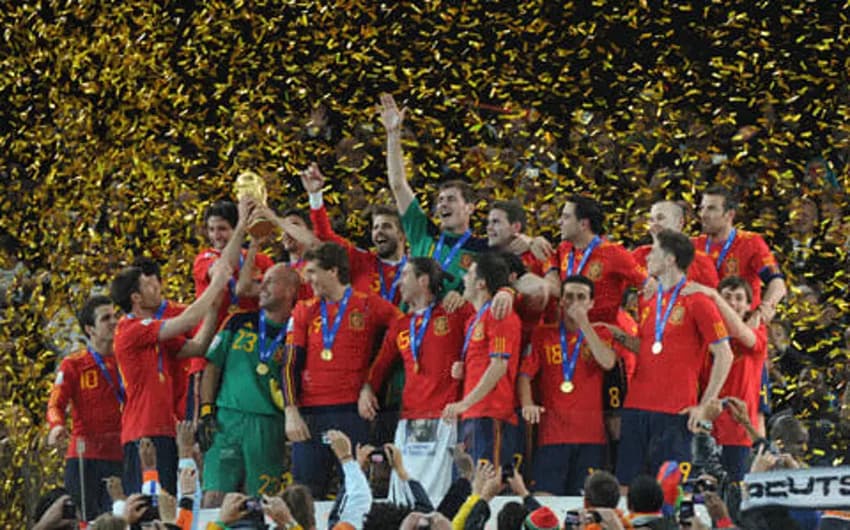 Andrés Iniesta comemora o gol do título da Espanha em 2010, na prorrogação contra a Holanda, no Soccer City, em Joanesburgo. 